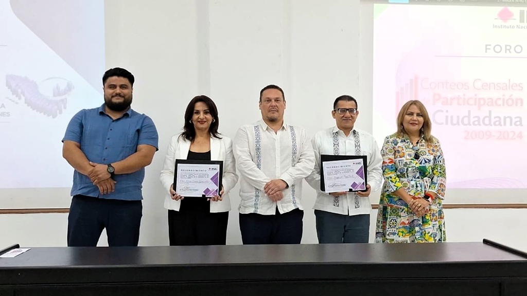 dos mujeres y tres hombres de pie