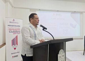 hombre de pie frente a un atril con micrófono