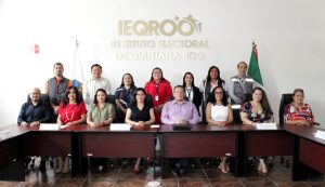 Varias personas sentadas y de pie posando para la foto oficial