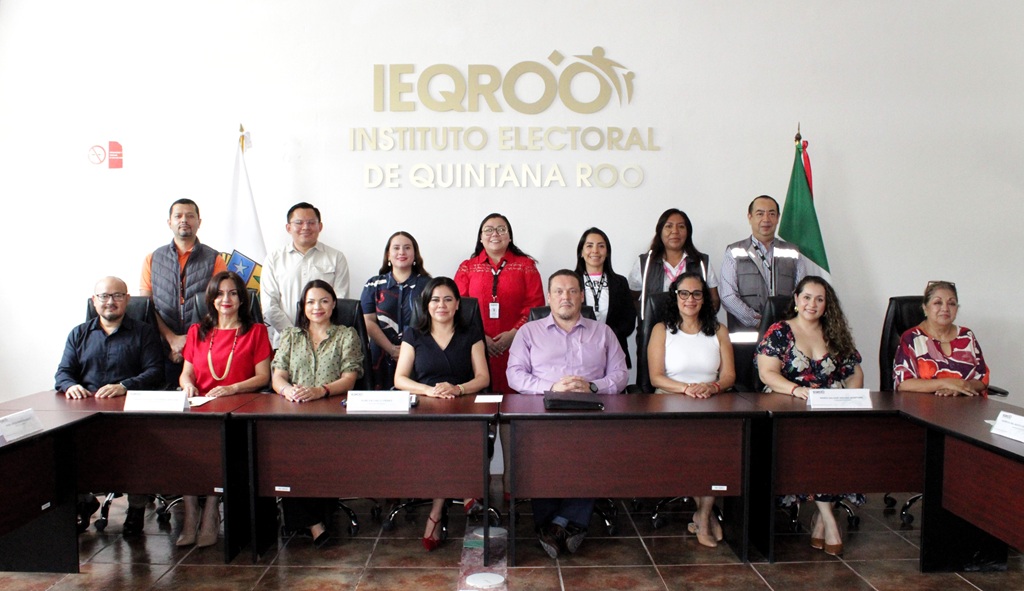 Varias personas sentadas y de pie posando para la foto oficial