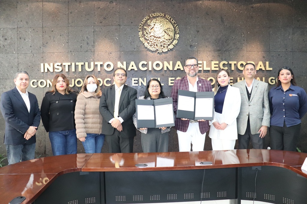 varias personas de pie sosteniendo un documento