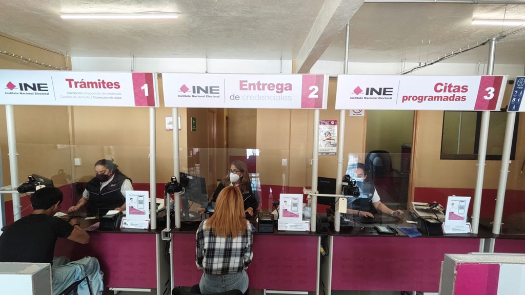 Personas sentadas en un módulo