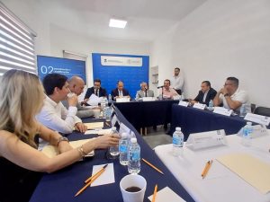 varias personas reunidas en un salón