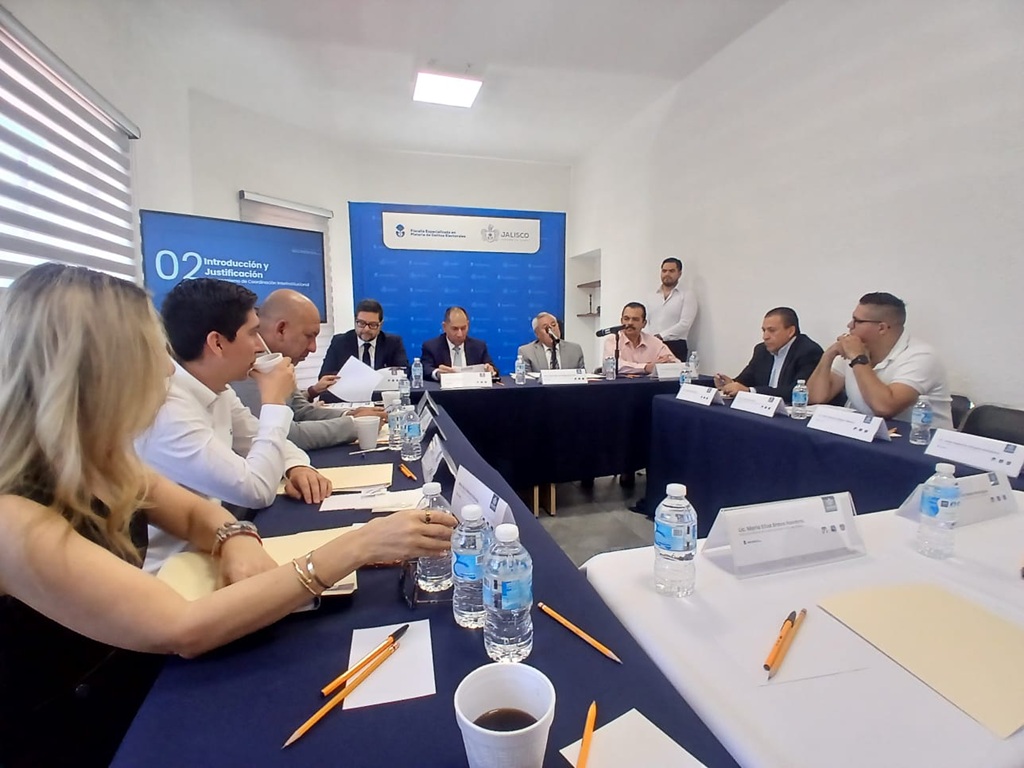 varias personas reunidas en un salón