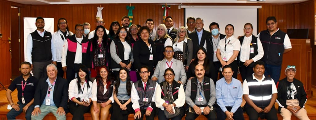 personas de pie y sentadas posando para la foto oficial