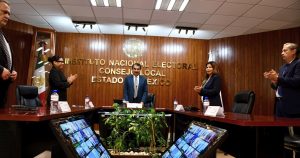 varias personas de pie aplaudiendo