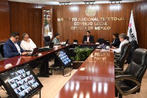 personas sentadas alrededor de una mesa color madera