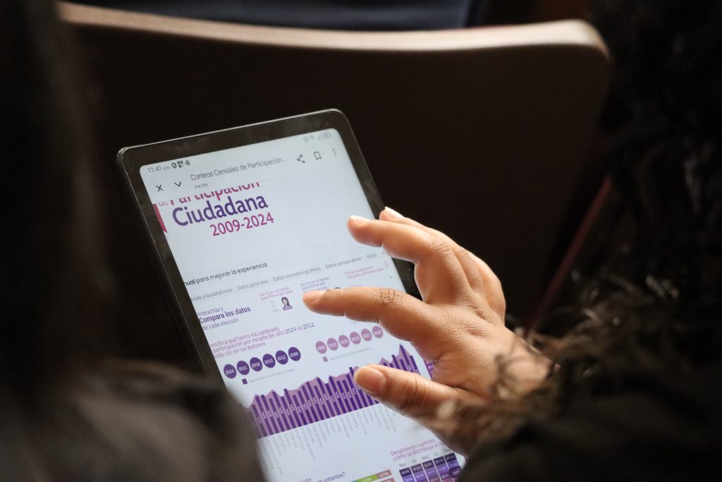 una mano tocando la pantalla de una tableta digital