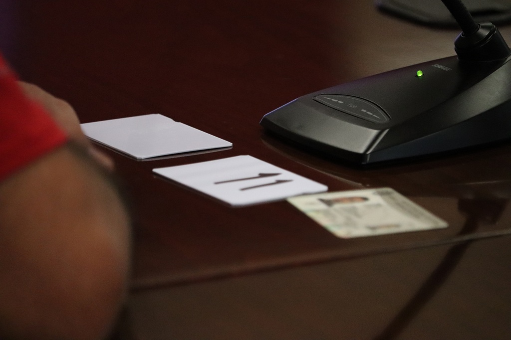 una credencial para votar y dos tarjetas blancas sobre una mesa