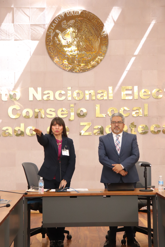 una mujer de pie con el brazo extendido hacia el frente