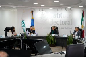 Cuatro personas sentadas alrededor de una mesa