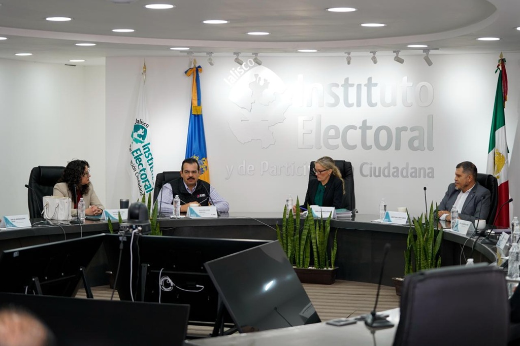 Cuatro personas sentadas alrededor de una mesa