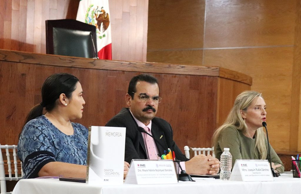 Dos mujeres y un hombre sentados