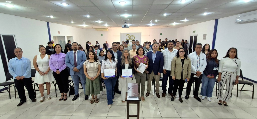 Más de 40 personas de pie reunidas en un evento.