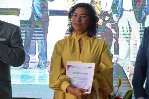 Mujer cabello corto arriba del hombre de pie con vestido amarillo