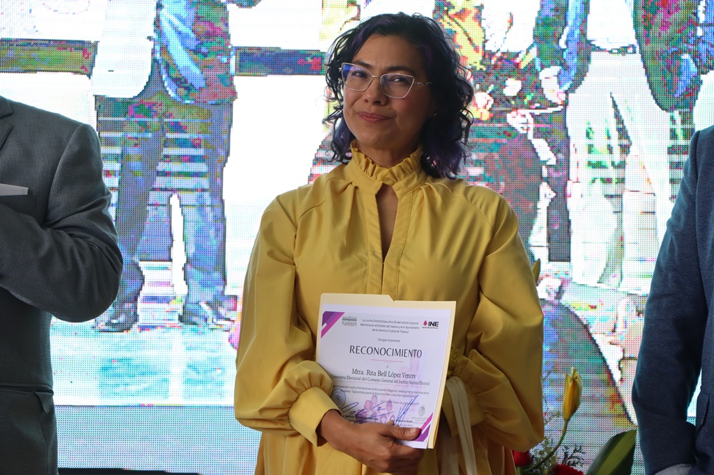 Mujer cabello corto arriba del hombre de pie con vestido amarillo