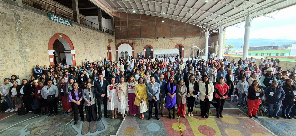muchas personas de pie posando para la fotografía
