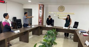 dos personas de pie con el brazo derecho hacia el frente