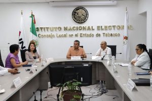 Jorge Montaño en la Junta Local del INE en el estado de Tabasco. 