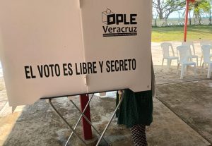 Persona ejerciendo su voto en Tamiahua, Veracruz