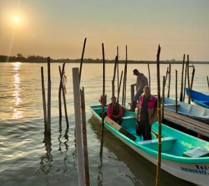 Personal del INE en una lancha con documentación electoral