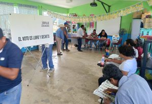 Gente votando en Tamiahua, Veracruz