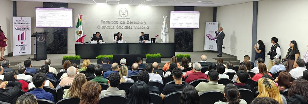 un auditorio con muchas personas