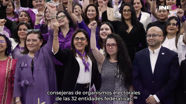 Mujeres alzando el brazo