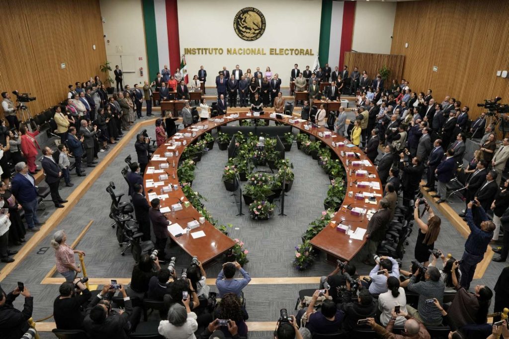 Salón de sesiones con la participación de las personas Consejeras Electorales y representantes de partidos políticos.