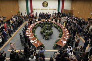 Salón de sesiones con la participación de las personas Consejeras Electorales y representantes de partidos políticos.