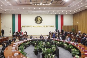 Salón de sesiones con la participación de las personas Consejeras Electorales.