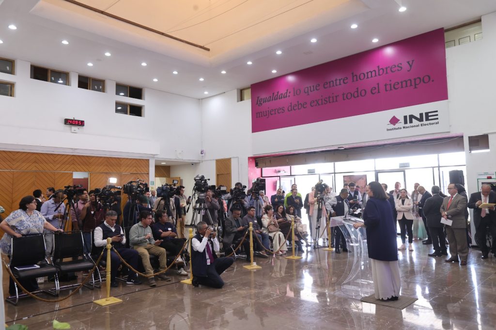 Guadalupe Taddei Zavala, Consejera Presidenta frente a medios de comunicación en el lobby del instituto.