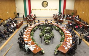 Salón de sesiones con la participación de las personas Consejeras Electorales y representantes de partidos políticos.