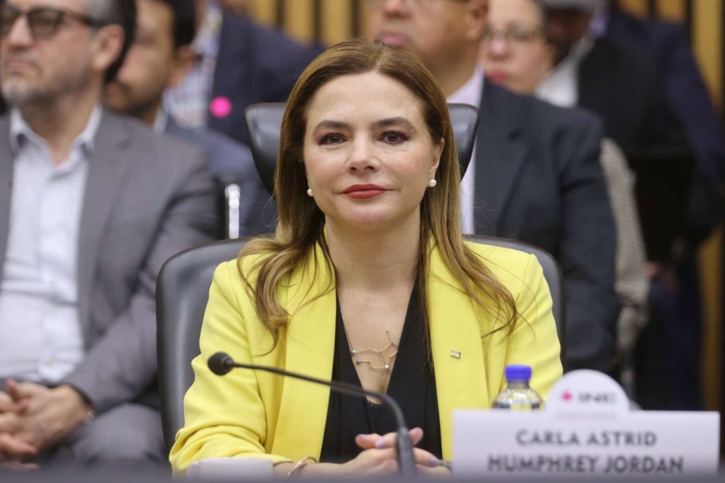 Carla Humphrey Jordan, Consejera Electoral participando en la sesión.