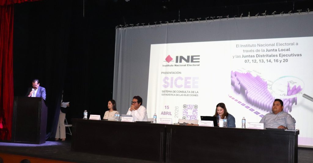 varias personas en un escenario sentadas