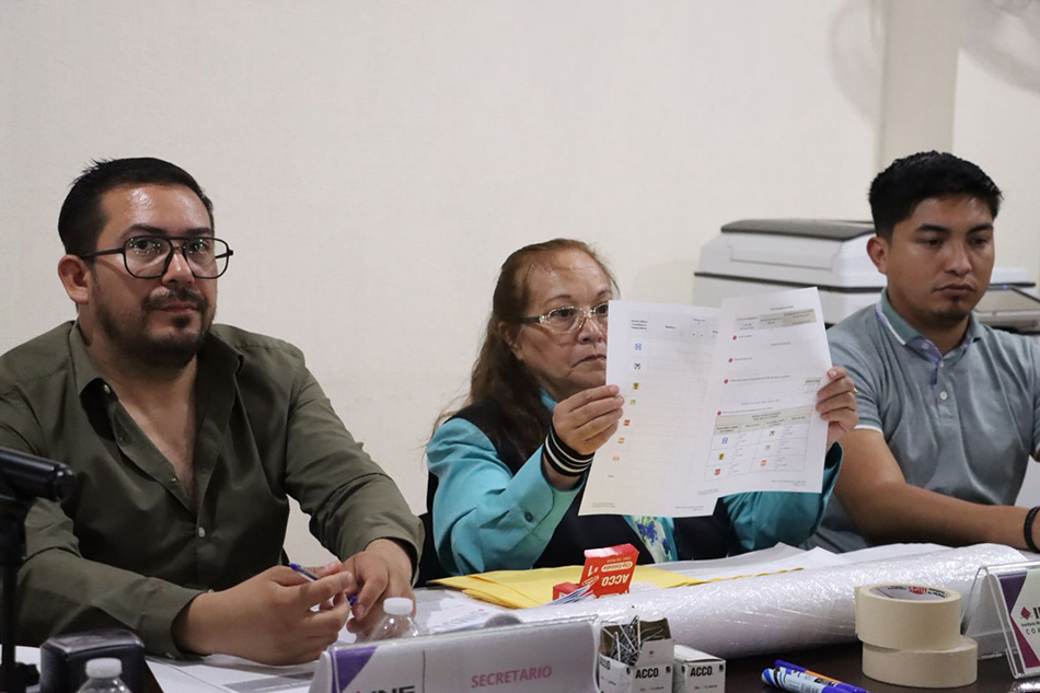 mujer mostrando las pruebas del simulacro de voto electrónico