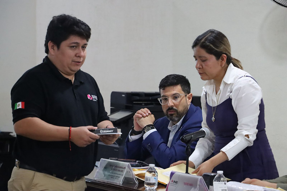 Personas checando documentos