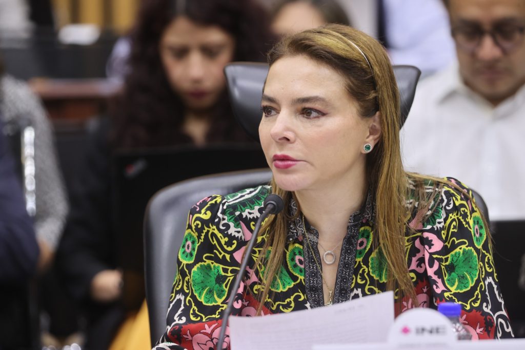 Carla Humphrey Jordan, Consejera Electoral participando en la sesión.