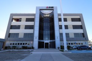 Edificio gris de la Junta Local del INE en Baja California Sur