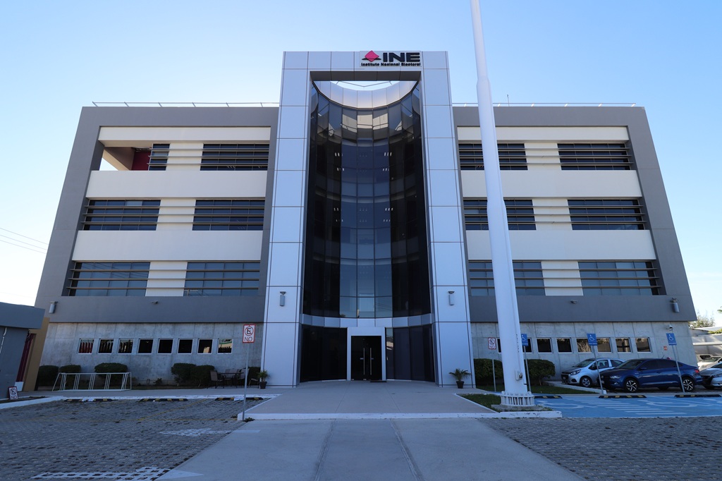 Edificio gris de la Junta Local del INE en Baja California Sur
