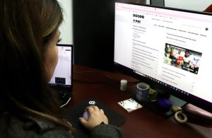 mujer frente a computadora viendo un anunció de la convocatoria del SPEN 20