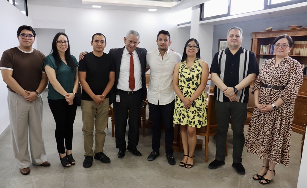 varias personas de pie posando para la foto oficial