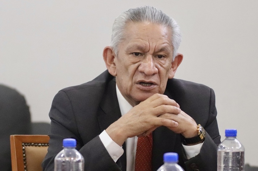 adulto mayor con manos cruzadas