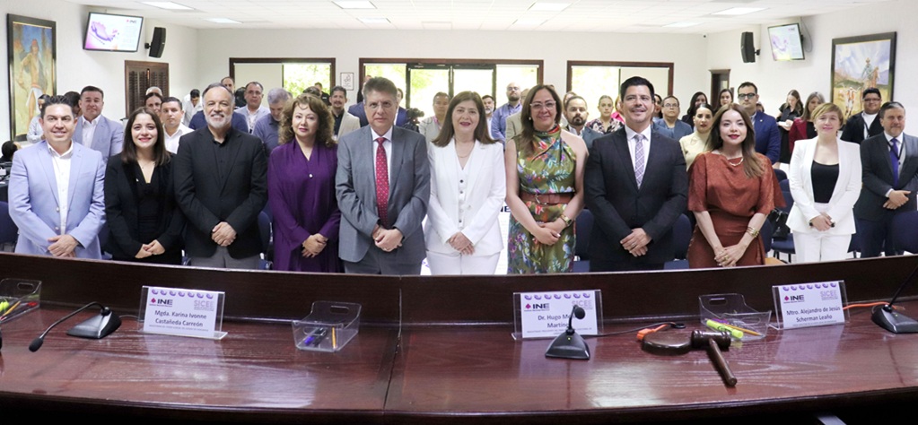Mujeres y hombres de pie posando para la foto