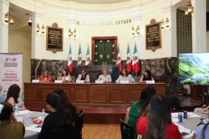 varias mujeres sentadas hablando frente a personas