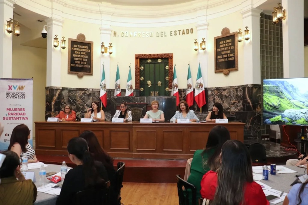 varias mujeres sentadas hablando frente a personas