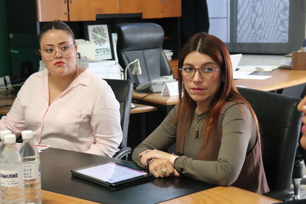 dos mujeres sentadas