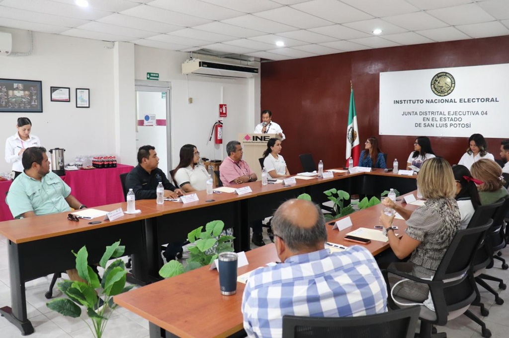 diez personas sentadas alrededor de una mesa