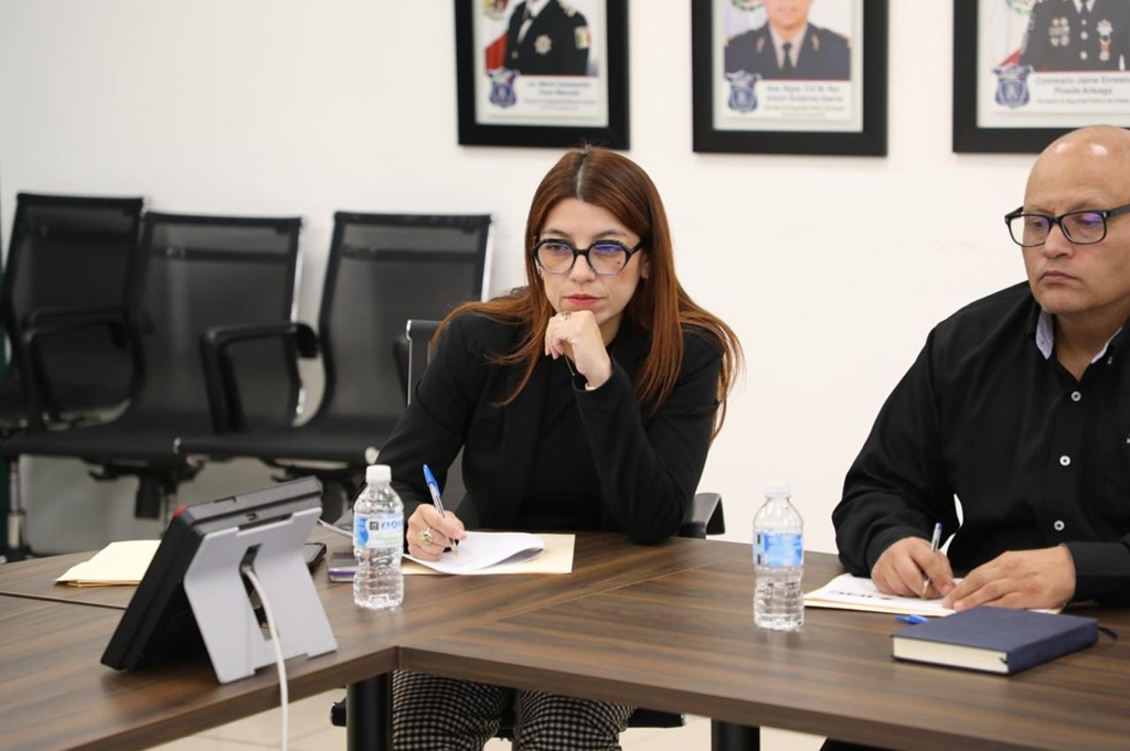 una mujer y un hombre teniendo una conversación