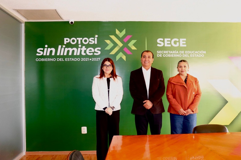 tres personas de pie posando para la foto oficial